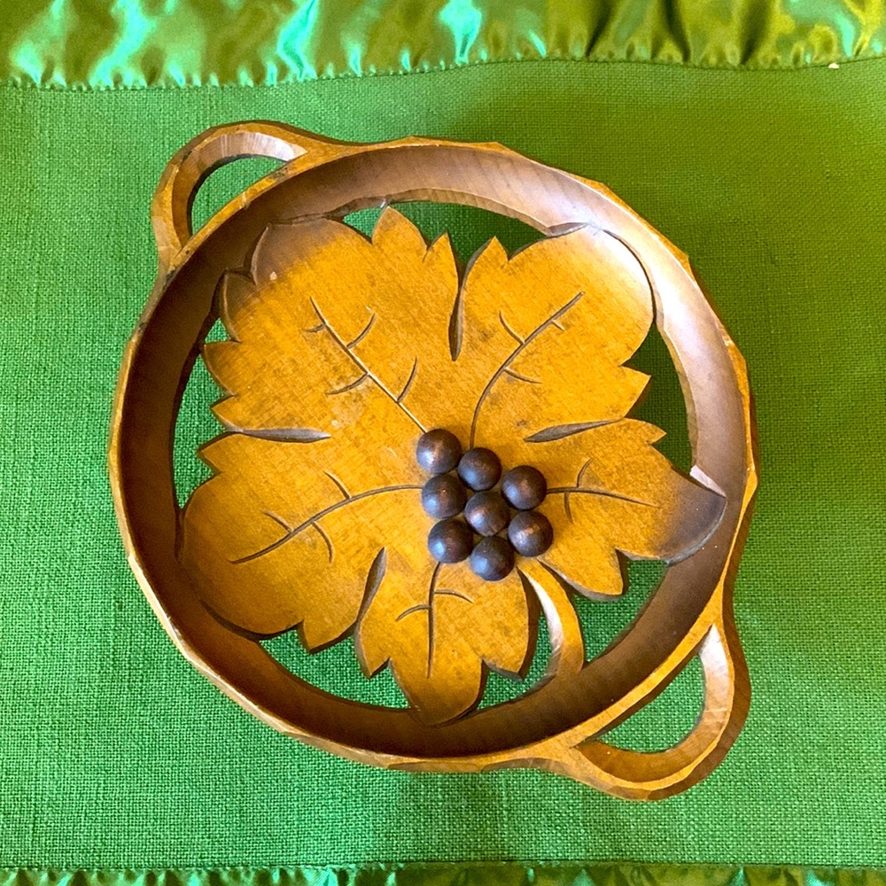 🇨🇭 Vintage Cuendet Swiss Musical Movement Edelweiss Wooden Grapevine Plate